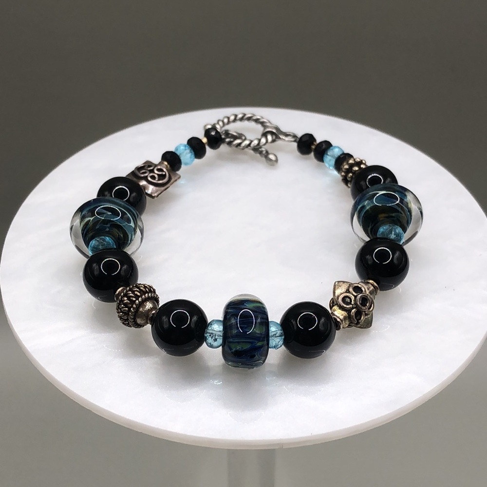 VINTAGE artisan handmade art glass and sterling silver beads bracelet read.